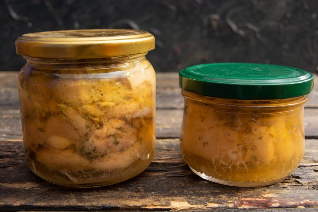 Готовая тушенка остывает непосредственно в кастрюле с водой, после чего банки протираются насухо и отправляются на хранение в холодильник или холодный подвал. Готовая тушенка остывает непосредственно в кастрюле с водой, после чего банки протираются насухо и отправляются на хранение в холодильник или холодный подвал.