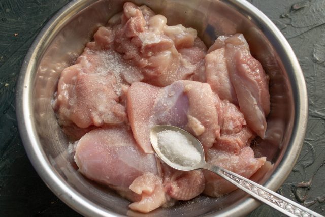 Нарезанная курица помещается в глубокую емкость, заправляется солью и небольшим количеством сахара, который выступает в роли усилителя вкуса и консерванта. Нарезанная курица помещается в глубокую емкость, заправляется солью и небольшим количеством сахара, который выступает в роли усилителя вкуса и консерванта.