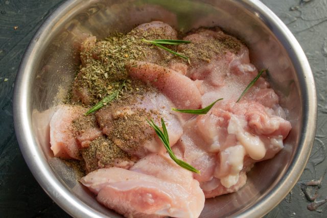 Листочки свежего розмарина отделяются от жесткого стебля, измельчаются и добавляются к мясу вместе с сушеной смесью тимьяна и орегано для ароматизации. Листочки свежего розмарина отделяются от жесткого стебля, измельчаются и добавляются к мясу вместе с сушеной смесью тимьяна и орегано для ароматизации.