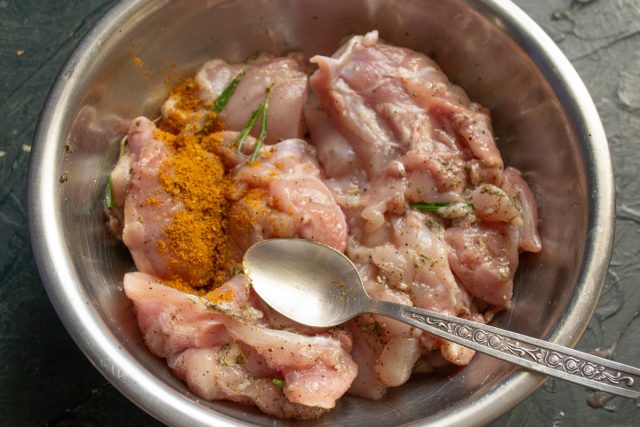 В общую массу всыпается молотая паприка и черный перец; специи тщательно распределяются по поверхности каждого кусочка мяса при ручном перемешивании. В общую массу всыпается молотая паприка и черный перец; специи тщательно распределяются по поверхности каждого кусочка мяса при ручном перемешивании.