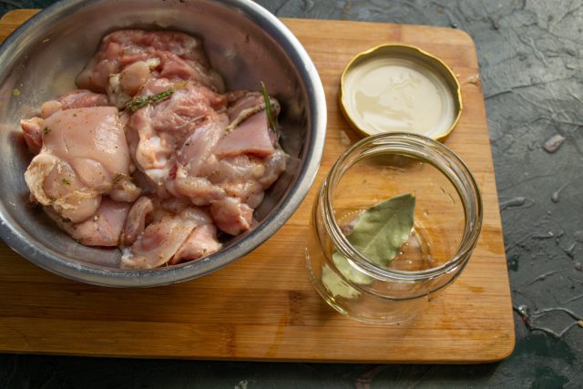 На дно чистых банок с винтовыми крышками укладывается лавровый лист; стерилизация тары не требуется, достаточно тщательного мытья и ополаскивания кипятком. На дно чистых банок с винтовыми крышками укладывается лавровый лист; стерилизация тары не требуется, достаточно тщательного мытья и ополаскивания кипятком.