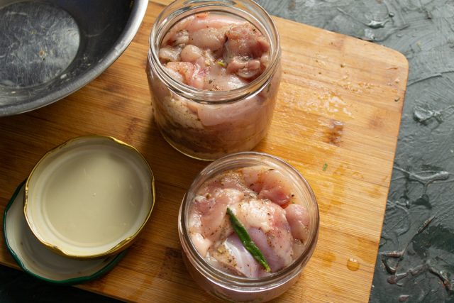 Емкости плотно заполняются куриным мясом до уровня «плечиков» банки; важно минимизировать наличие воздушных пустот между кусками для качественной консервации. Емкости плотно заполняются куриным мясом до уровня «плечиков» банки; важно минимизировать наличие воздушных пустот между кусками для качественной консервации.
