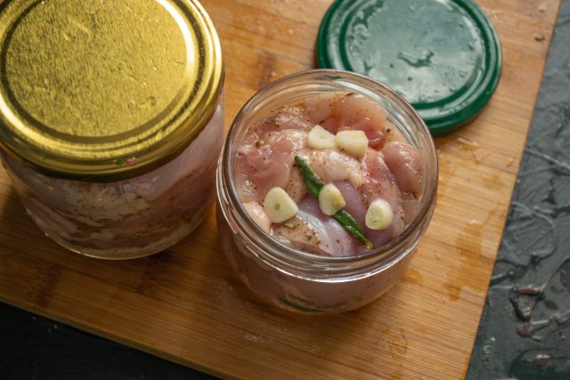 Банки закрываются винтовыми крышками, предварительно ошпаренными кипятком; в часть заготовок по желанию добавляются тонкие пластинки свежего чеснока. Банки закрываются винтовыми крышками, предварительно ошпаренными кипятком; в часть заготовок по желанию добавляются тонкие пластинки свежего чеснока.