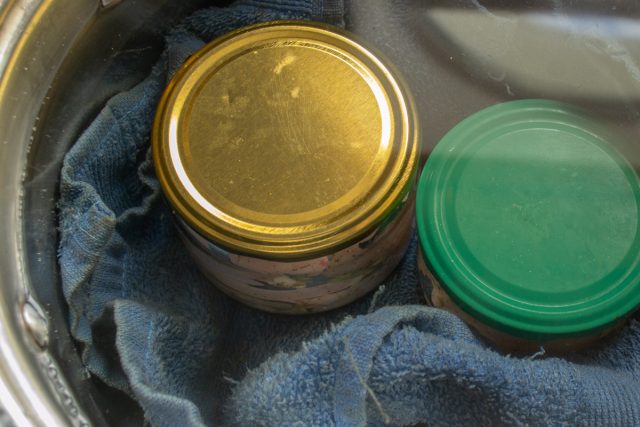 На дно кастрюли застилается тканевое полотенце, устанавливаются банки и заливаются водой так, чтобы жидкость полностью покрывала крышки для равномерного нагрева. После закипания нагрев уменьшается до минимума; процесс томления продолжается в течение четырех часов при едва заметном движении воды вокруг закрытых банок. На дно кастрюли застилается тканевое полотенце, устанавливаются банки и заливаются водой так, чтобы жидкость полностью покрывала крышки для равномерного нагрева. После закипания нагрев уменьшается до минимума; процесс томления продолжается в течение четырех часов при едва заметном движении воды вокруг закрытых банок.