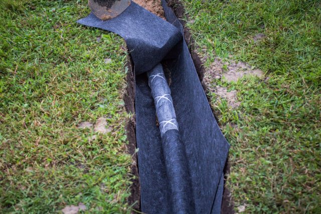 Избыток влаги на торфяниках приводит к пучению, просадкам и разрушению конструкций. Эффективный дренаж — обязательное условие, без которого невозможно ни строительство, ни стабильное выращивание растений.