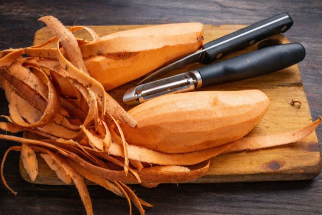 Счищаем с крупных клубней батата тонкую кожуру с помощью овощного скребка. Тщательно осматриваем плоды, чтобы на поверхности не осталось вмятин и темных пятен. Счищаем с крупных клубней батата тонкую кожуру с помощью овощного скребка. Тщательно осматриваем плоды, чтобы на поверхности не осталось вмятин и темных пятен.