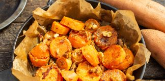 Запеченный батат с грецкими орехами и чесноком