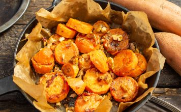 Запеченный батат с грецкими орехами и чесноком Запеченный батат с грецкими орехами и чесноком