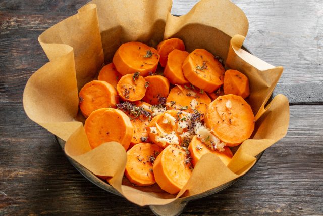 Посыпаем ломтики крупной морской солью и сушеным тимьяном для пряного аромата. Добавляем хлопья сладкой паприки и сбрызгиваем все ингредиенты оливковым маслом. Посыпаем ломтики крупной морской солью и сушеным тимьяном для пряного аромата. Добавляем хлопья сладкой паприки и сбрызгиваем все ингредиенты оливковым маслом.