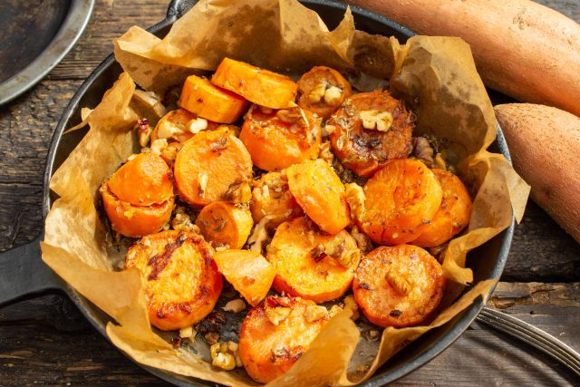 Запеченный батат с грецкими орехами и чесноком Запеченный батат с грецкими орехами и чесноком