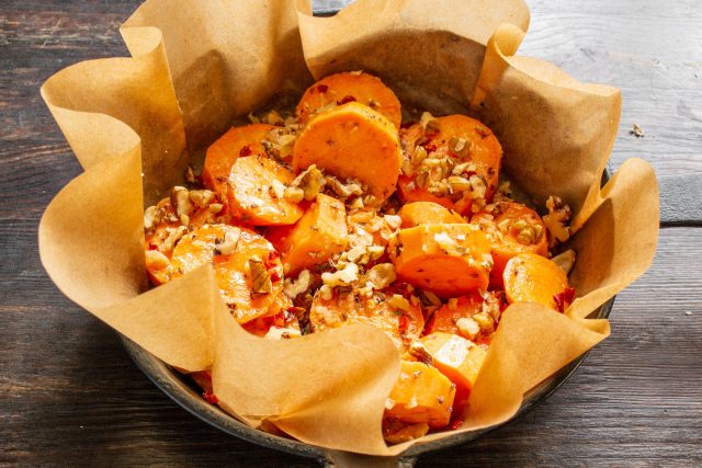 Помещаем сковороду на средний уровень духовки, разогретой до 180 градусов. Запекаем батат 20–22 минуты, проверяя мягкость ломтиков вилкой или зубочисткой. Помещаем сковороду на средний уровень духовки, разогретой до 180 градусов. Запекаем батат 20–22 минуты, проверяя мягкость ломтиков вилкой или зубочисткой.