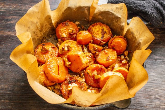 Извлекаем готовый золотистый батат из духовки и подаем к столу горячим. Используем овощ как самостоятельное вегетарианское блюдо или как гарнир к мясу. Извлекаем готовый золотистый батат из духовки и подаем к столу горячим. Используем овощ как самостоятельное вегетарианское блюдо или как гарнир к мясу.