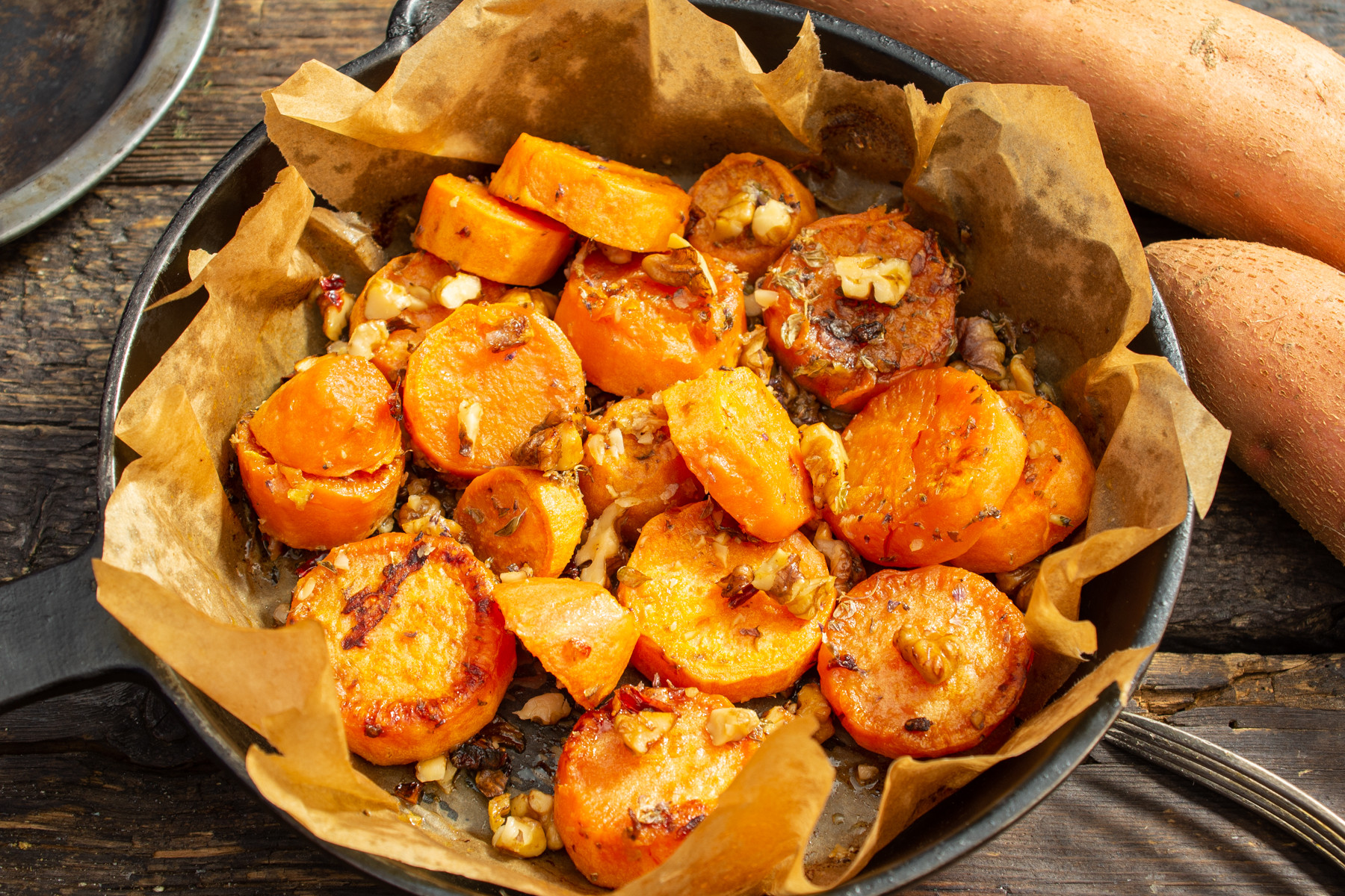 Запеченный батат с грецкими орехами и чесноком