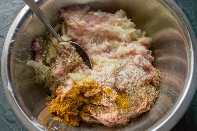 Фарш тщательно вымешивается вручную до однородного состояния и помещается в холодильник на тридцать минут для стабилизации вкуса и созревания мясного белка. Фарш тщательно вымешивается вручную до однородного состояния и помещается в холодильник на тридцать минут для стабилизации вкуса и созревания мясного белка.