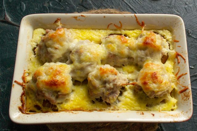 Блюдо помещается в разогретый до 180°C духовой шкаф на средний уровень; процесс приготовления занимает до 25 минут до момента полного расплавления и зарумянивания сыра. Блюдо помещается в разогретый до 180°C духовой шкаф на средний уровень; процесс приготовления занимает до 25 минут до момента полного расплавления и зарумянивания сыра.