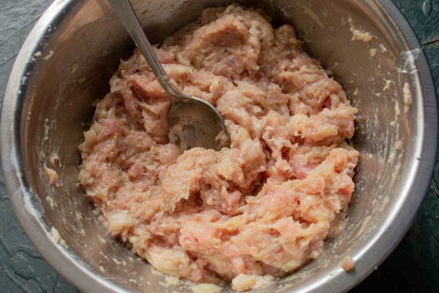 Фарш тщательно вымешивается вручную до однородного состояния и помещается в холодильник на тридцать минут для стабилизации вкуса и созревания мясного белка. Фарш тщательно вымешивается вручную до однородного состояния и помещается в холодильник на тридцать минут для стабилизации вкуса и созревания мясного белка.