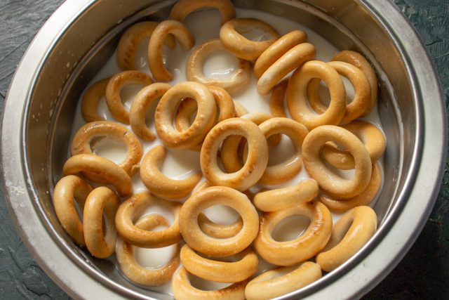 Сушки полностью погружаются в холодное молоко и периодически перемешиваются для равномерного впитывания жидкости и размягчения структуры перед процессом запекания. Сушки полностью погружаются в холодное молоко и периодически перемешиваются для равномерного впитывания жидкости и размягчения структуры перед процессом запекания.