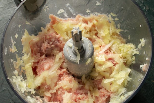 Домашний мясной фарш из свинины и говядины смешивается с измельченным репчатым луком; добавление небольшого количества жира обеспечивает сочность готового изделия. Домашний мясной фарш из свинины и говядины смешивается с измельченным репчатым луком; добавление небольшого количества жира обеспечивает сочность готового изделия.