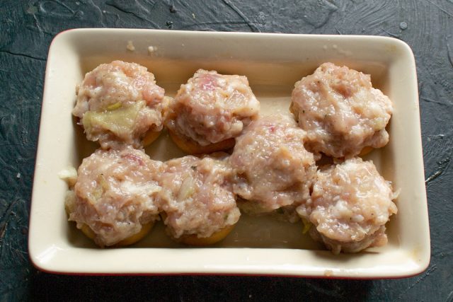 Из охлажденного фарша формируются шарики-фрикадельки, которые аккуратно вкладываются в центральные отверстия каждой подготовленной молочной сушки. Из охлажденного фарша формируются шарики-фрикадельки, которые аккуратно вкладываются в центральные отверстия каждой подготовленной молочной сушки.