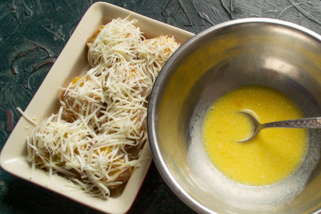 Сверху заготовки обильно посыпаем мелко натертым твердым сыром, который при плавлении создаст аппетитную золотистую корочку на поверхности блюда. Сверху заготовки обильно посыпаем мелко натертым твердым сыром, который при плавлении создаст аппетитную золотистую корочку на поверхности блюда.