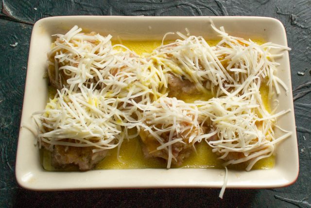 Яйца взбиваются с остатками молока, маслом и специями до однородности, после чего смесь вливается в форму до уровня сушек, оставляя верхушки фрикаделек открытыми. Яйца взбиваются с остатками молока, маслом и специями до однородности, после чего смесь вливается в форму до уровня сушек, оставляя верхушки фрикаделек открытыми.