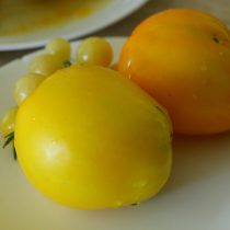 Урожай получился неплохой, плодов много, но часть с трещинками и «застёжками». Возможно, сказался автополив — влаги было с избытком, и вку Урожай получился неплохой, плодов много, но часть с трещинками и «застёжками». Возможно, сказался автополив — влаги было с избытком, и вкус в итоге ушёл в водянистость.