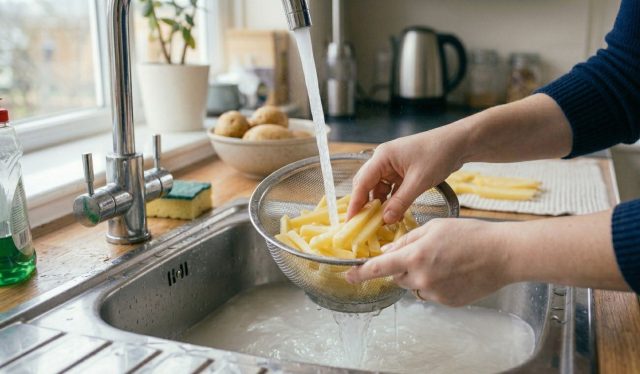 После нарезки обязательно промойте картошку холодной водой до прозрачности. Так вы уберёте лишний крахмал, из-за которого ломтики слипаются, липнут к сковороде и плохо румянятся. После нарезки обязательно промойте картошку холодной водой до прозрачности. Так вы уберёте лишний крахмал, из-за которого ломтики слипаются, липнут к сковороде и плохо румянятся.