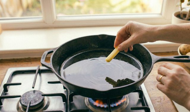 Перед жаркой масло должно хорошо прогреться. Проверка простая: опустите один кусочек картошки — если вокруг сразу появились пузырьки и шипение, температура уже подходит. Перед жаркой масло должно хорошо прогреться. Проверка простая: опустите один кусочек картошки — если вокруг сразу появились пузырьки и шипение, температура уже подходит.