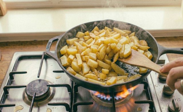 Даже если картошки много, не превращайте сковороду в кастрюлю. Ломтики должны лежать свободно, чтобы жариться, а не преть в пару под весом верхнего слоя. Даже если картошки много, не превращайте сковороду в кастрюлю. Ломтики должны лежать свободно, чтобы жариться, а не преть в пару под весом верхнего слоя.
