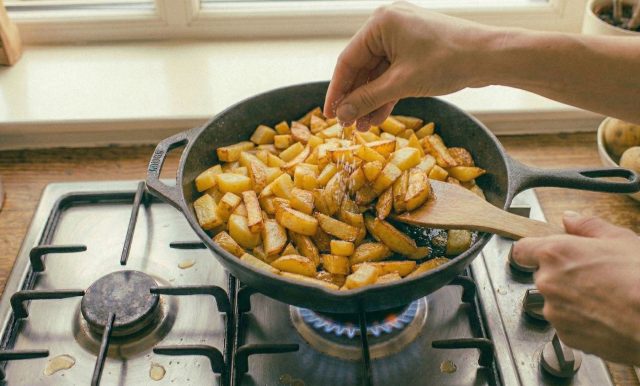 Соль добавляйте только в конце, когда картошка уже подрумянилась. Так ломтики не успеют пустить сок, останутся сухими снаружи и сохранят ту самую хрустящую корочку. Соль добавляйте только в конце, когда картошка уже подрумянилась. Так ломтики не успеют пустить сок, останутся сухими снаружи и сохранят ту самую хрустящую корочку.