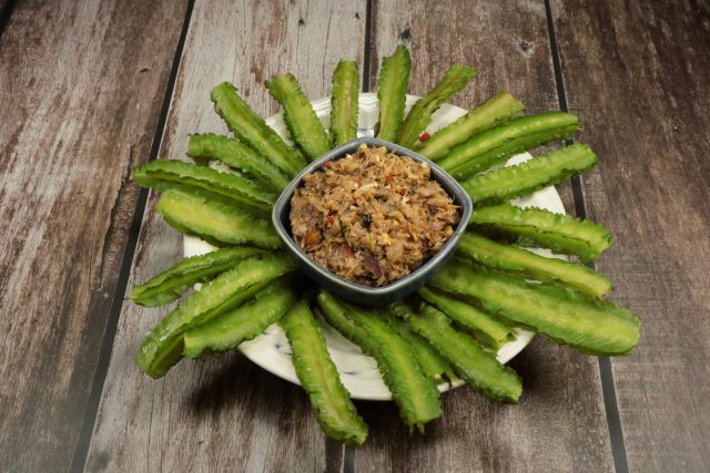 Аппетитный плов с приготовленными на пару стручками четырехкрыльника пурпурного