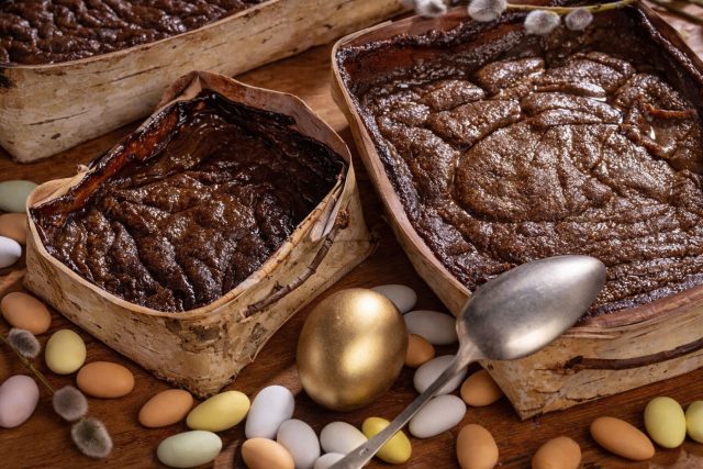 Мямми выглядит как густая тёмная масса, но за этим странным видом скрывается традиционный десерт из ржаного солода. Его едят холодным со сливками, ценя за сложный вкус с кислинкой и горчинкой.