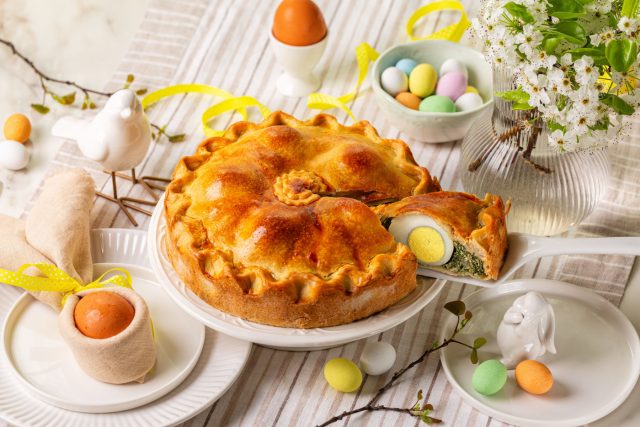 Итальянский пасхальный пирог скрывает внутри целые яйца в зелёной начинке из шпината и сыра. При разрезе появляется яркий желток — эффектный и символичный центр блюда.