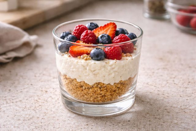 Слоёный десерт из творожного крема, печенья и ягод. Готовится быстро, выглядит аккуратно и не требует духовки. Отличный вариант, когда хочется десерта без лишних усилий.