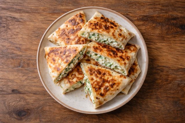 Румяный лаваш с мягкой творожной начинкой и зеленью внутри. Снаружи хрустит, внутри остаётся нежным и сочным. Готовится за считанные минуты, отлично подходит для быстрого горячего перекуса.