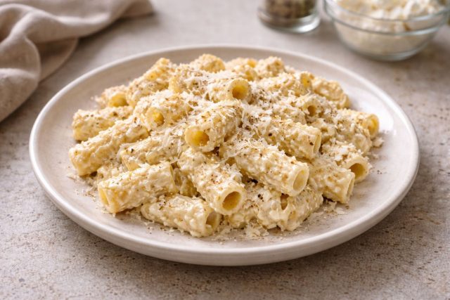 Паста в нежном творожном соусе с чесноком и сыром. Кремовая текстура получается прямо в процессе приготовления, без сложных соусов и долгих шагов.