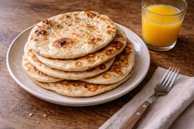 Мягкие лепёшки с творогом и сыром внутри и румяной корочкой снаружи. Хороши как самостоятельное блюдо или вместо хлеба к основным блюдам.