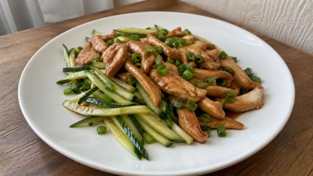 Тонко нарезанная курица, быстро обжаренная на сильном огне, с соевым соусом и чесноком. Свежие огурцы добавляют хруст и баланс, а кунжутное масло собирает вкус в одно цельное блюдо.