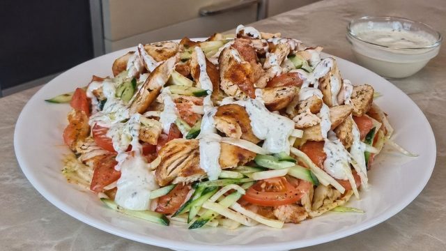 Курица, овощи и соус, выложенные слоями без лаваша. Лёгкий вариант шаурмы с контролируемым балансом ингредиентов и насыщенным вкусом.