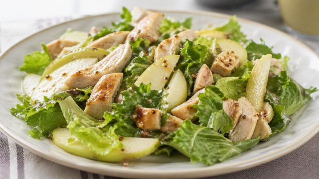 Тёплая курица, сочное зелёное яблоко и листья салата, покрытые лёгкой горчичной заправкой. Контраст температуры и текстур делает блюдо насыщенным, но при этом свежим.