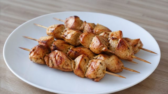 Куриные кусочки в йогуртовом маринаде, запечённые на шпажках до румяной корочки. Удобный формат подачи и мягкая текстура за счёт маринада.
