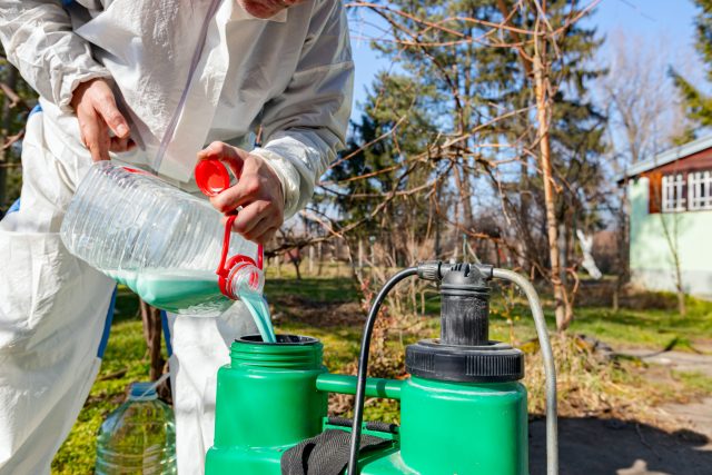 Даже совместимые препараты легко испортить неправильным приготовлением. Температура воды, порядок внесения и тщательное перемешивание здесь важны не меньше, чем сами действующие вещества. Даже совместимые препараты легко испортить неправильным приготовлением. Температура воды, порядок внесения и тщательное перемешивание здесь важны не меньше, чем сами действующие вещества.