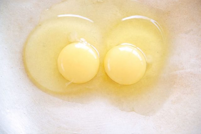 Бледный желток обычно говорит не о болезни, а о бедном и однообразном рационе. Когда в корме мало зелени, кукурузы и овощей, курице просто неоткуда брать каротиноиды, отвечающие за насыщенный цвет.