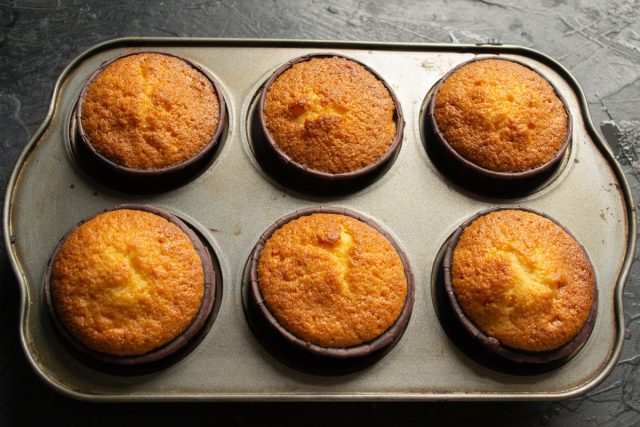 Проверка готовности золотистых кексов деревянной шпажкой