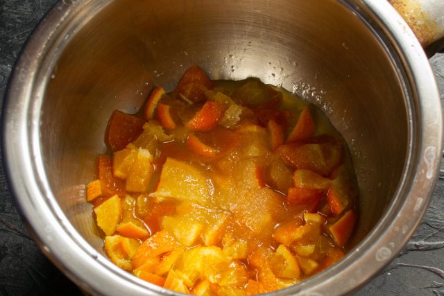 Уваривание фруктов с сахаром в сотейнике на плите