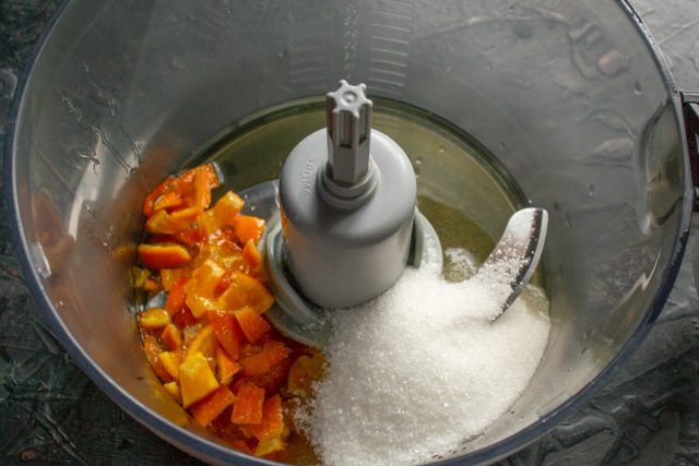 Измельчение остывших фруктов с сахаром в блендере