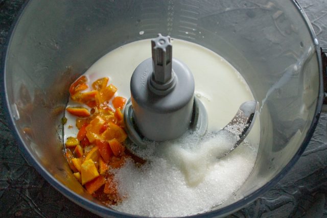 Добавление молока в чашу блендера к фруктовой массе