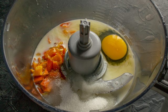 Вбивание яйца и добавление масла в чашу блендера