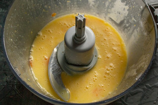 Процесс смешивания жидких ингредиентов в блендере