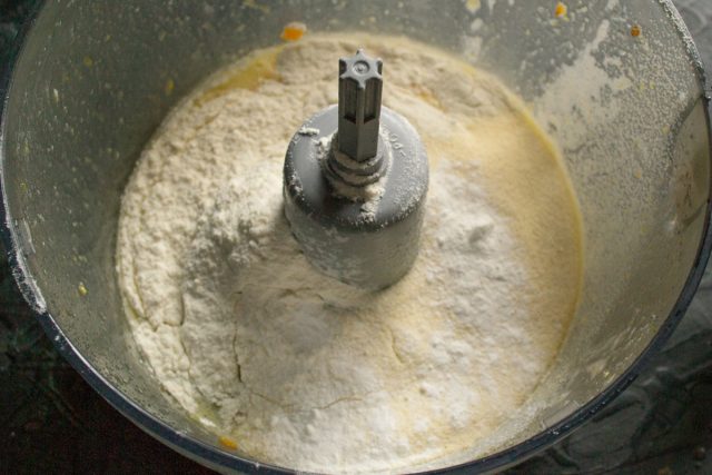 Добавление муки, манки и разрыхлителя в тесто